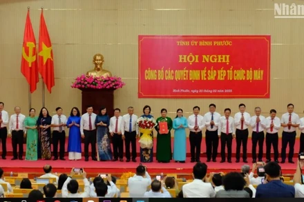 Các đồng chí nhận quyết định thành lập Đảng bộ Ủy ban nhân dân tỉnh Bình Phước.