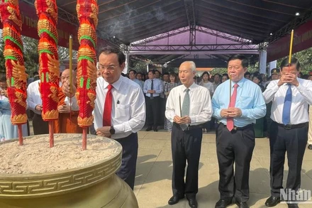 Đồng chí Nguyễn Văn Nên, Ủy viên Bộ Chính trị, Bí thư Thành ủy Thành phố Hồ Chí Minh dâng hương tưởng niệm các Anh hùng, liệt sĩ, các đồng chí lãnh đạo của Đảng và Nhà nước.
