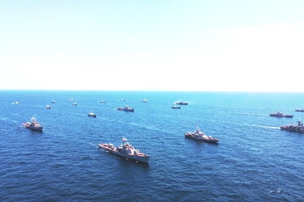 Đội hình chiến đấu của Vùng 2 Hải quân huấn luyện thực chiến trên biển.