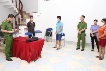 Cơ quan công an thi hành lệnh khám xét Công ty đấu giá Hợp danh Trường Phát, chi nhánh Yên Bái. (Ảnh: Công an Yên Bái cung cấp).