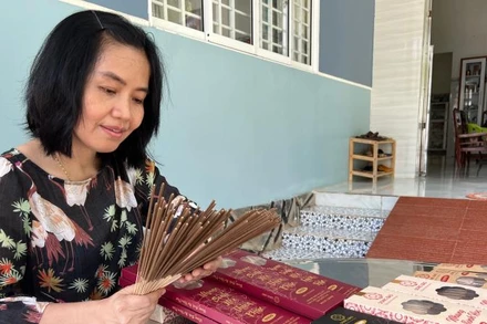 Cô giáo Ngô Song Đào với sản phẩm nhang sinh học thân thiện môi trường của mình.