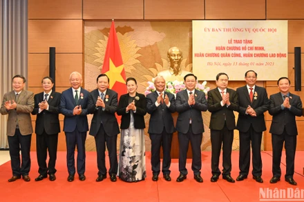 Chủ tịch Quốc hội Vương Đình Huệ, nguyên Chủ tịch Quốc hội Nguyễn Thị Kim Ngân chụp ảnh lưu niệm với các đại biểu.