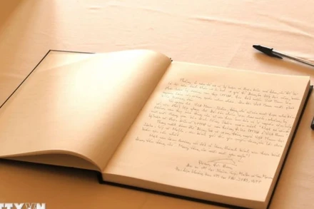 Sổ tang tưởng nhớ Tổng Bí thư Nguyễn Phú Trọng do Đại sứ Dương Hải Hưng viết. (Ảnh: TTXVN)