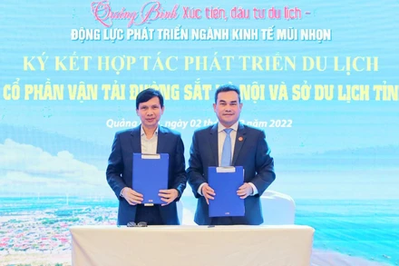 Ký kết hợp tác phát triển du lịch giữa Công ty cổ phần Vận tải đường sắt Hà Nội và Sở Du lịch Quảng Bình. 