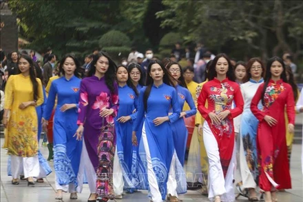 Các sinh viên tham gia đồng diễn áo dài. 