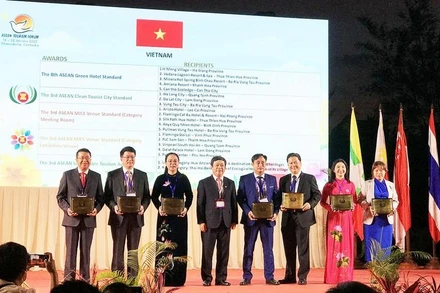 Thứ trưởng Văn hóa, Thể thao và Du lịch Đoàn Văn Việt cùng đại diện các địa phương, đơn vị Việt Nam nhận Giải thưởng Du lịch ASEAN 2022. (Ảnh: Tổng cục Du lịch) 