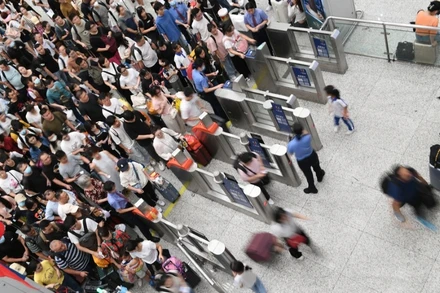 Hành khách đi qua cổng soát vé tại ga tàu Bắc Thâm Quyến ở Thâm Quyến, ngày 28/9/2023. (Ảnh: Tân Hoa Xã)