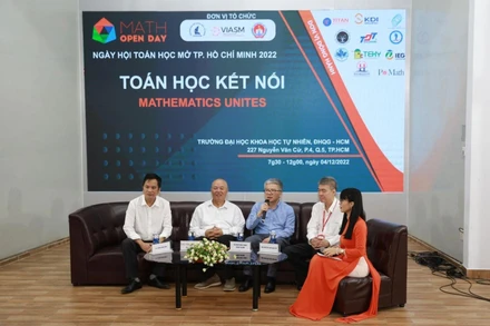 Các đại biểu tham gia tọa đàm tại Ngày hội Toán học mở. (Ảnh: Thế Anh).