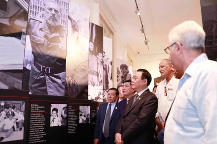 Chủ tịch Quốc hội Vương Đình Huệ tham quan phòng truyền thống tại Trung tâm Fidel Castro Ruz . (Ảnh: Doãn Tấn/TTXVN)