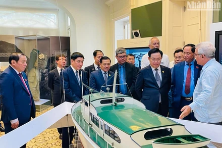 Giám đốc Trung tâm Fidel Castro René González Barrios giới thiệu với Chủ tịch Quốc hội Vương Đình Huệ và các thành viên Đoàn công tác về nhiều tư liệu lịch sử quan trọng của thân thế, sự nghiệp vị Tổng Tư lệnh Fidel Castro Ruz.