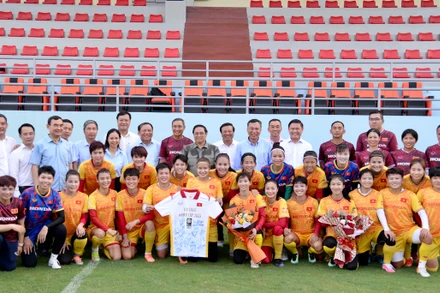 [Ảnh] Thủ tướng Phạm Minh Chính thăm, động viên Đội tuyển bóng đá nữ Việt Nam 