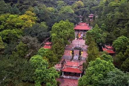 Điểm nổi bật trong Khu di tích danh thắng Côn Sơn là đền thờ Anh hùng dân tộc, Danh nhân văn hóa thế giới Nguyễn Trãi. Ngôi đền tọa lạc dưới chân núi Ngũ Nhạc, Kỳ Lân, tựa lưng vào Tổ Sơn tạo thành thế “tả thanh long, hữu bạch hổ”. (Ảnh: TTXVN)