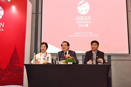 Phó Tổng cục trưởng Tổng cục Du lịch Hà Văn Siêu (giữa) chủ trì buổi họp báo. (Ảnh: Tổng cục Du lịch). 