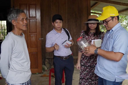 Đoàn công tác tiến hành truy vết, lẫy mẫu cá muối ủ chua tại huyện Phước Sơn.