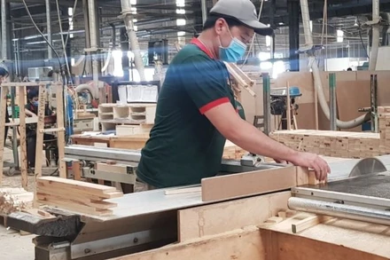 Doanh nghiệp xuất khẩu gỗ gặp khó khăn.