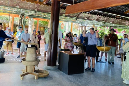 Du khách tàu biển quốc tế Seven Seas Explorer (quốc tịch đảo Mashall) tham quan Làng nghề Trường Sơn ngày 16/2 (Ảnh: Báo Khánh Hòa).