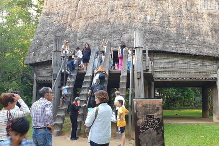 Khách quốc tế tham quan Bảo tàng Dân tộc học. (Ảnh: T.LINH)