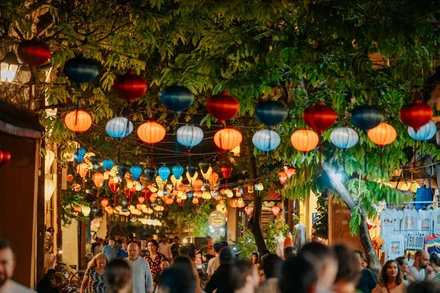 Rất đông du khách châu Âu yêu thích khám phá Hội An, Việt Nam. (Ảnh: DUY HẬU)