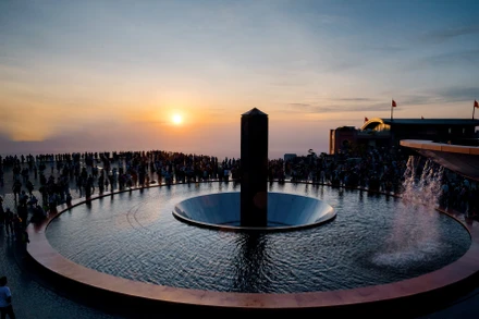 Cột kinh Bát Nhã cao gần 20m trên đỉnh núi Bà Đen. 