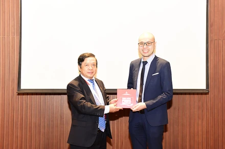 Thứ trưởng Đoàn Văn Việt tặng quà kỷ niệm đại diện Công ty Traveloka (Ảnh: Tổng cục Du lịch) 