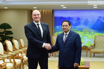 Thủ tướng Phạm Minh Chính tiếp Phó Thủ tướng Nga Dmitry Chernyshenko. (Ảnh: TRẦN HẢI) 