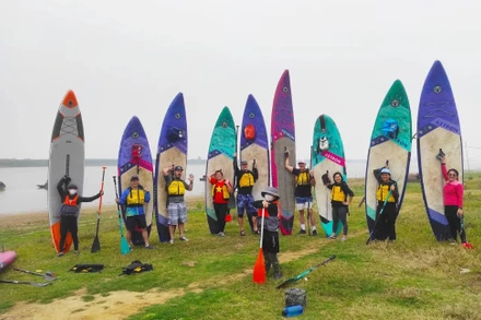 Du khách trải nghiệm các hoạt động trên sông Hồng. (Ảnh: Klook)