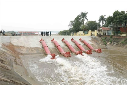 Lấy nước đổ ải tại Trạm bơm Thanh Điềm, xã Thanh Điềm, huyện Mê Linh (Hà Nội). (Ảnh minh họa: TTXVN) 
