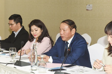 Bộ trưởng Nguyễn Văn Hùng trao đổi tại buổi gặp gỡ song phương. (Ảnh: Cục Du lịch Quốc gia Việt Nam)