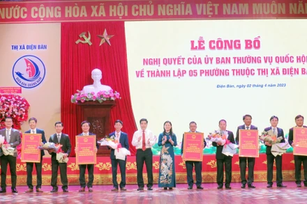 Trao chứng nhận thành lập phường cho đại diện lãnh đạo 5 phường.