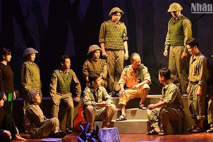 Các nghệ sĩ Nhà hát kịch Việt Nam tái hiện lại buổi huấn thị của Bác Hồ trước cán bộ, chiến sĩ kháng chiến năm xưa. 