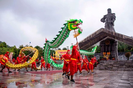 Tái hiện không khí hào hùng của tướng quân Hoàng đế Quang Trung lên ngôi tại núi Bân.