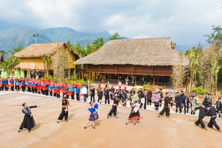 Nhiều trải nghiệm văn hóa dành cho khách tại Bản Mây.