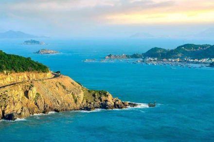 Đảo Vĩnh Thực, TP Móng Cái được mệnh danh là "nàng thơ" của vùng biển đông bắc. (Ảnh: CTV)