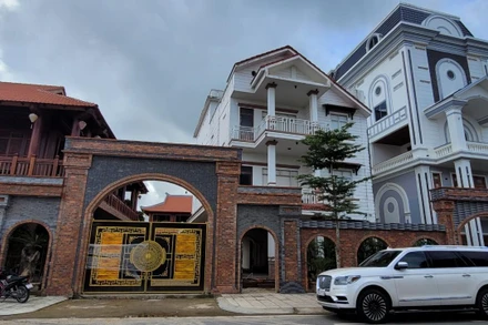 Mặt tiền biệt phủ của ông Nguyễn Hồng Sơn nằm trên đường Triệu Quang Phục, phường Chánh Lộ, thành phố Quảng Ngãi. (Ảnh: TV)