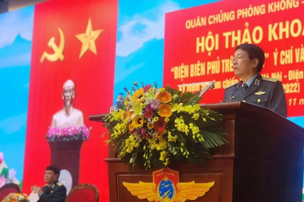 Trung tướng Vũ Văn Kha, Quyền Tư lệnh Quân chủng Phòng không-Không quân phát biểu tại Hội thảo. (Ảnh: SƠN BÁCH)