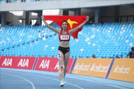 Vận động viên điền kinh Huỳnh Thị Mỹ Tiên đã mang về tấm Huy chương Vàng đầu tiên trong ngày cho môn điền kinh. (Ảnh: TTXVN)