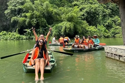 Du khách quốc tế trải nghiệm ở Tràng An, Ninh Bình. (Ảnh: CTV).