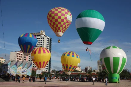 Lễ hội Khinh khí cầu ở Cửa Lò đã thu hút đông đảo du khách.