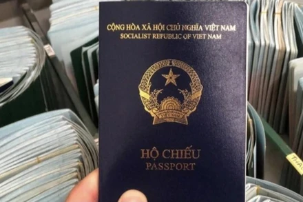 Hộ chiếu phổ thông mẫu mới của Việt Nam. (Ảnh minh họa)