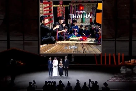 Đại diện Làng du lịch sinh thái Thái Hải nhận danh hiệu "Làng du lịch tốt nhất" của UNWTO tại lễ trao giải tối 12/3. (Ảnh: Tổng cục Du lịch)