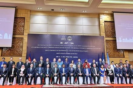 Các trưởng đoàn chụp ảnh lưu niệm tại Hội nghị. (Ảnh: Tổng cục Du lịch) 