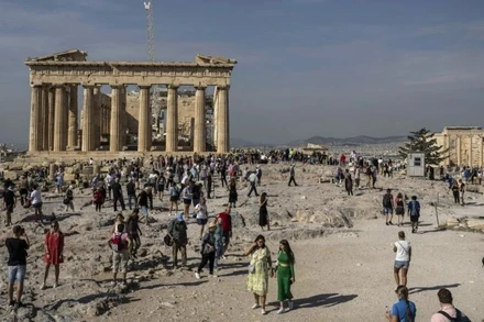 Khách du lịch tham quan đồi Acropolis ở Athens, Hy Lạp, vào ngày 11/10/2022. (Ảnh: AP)
