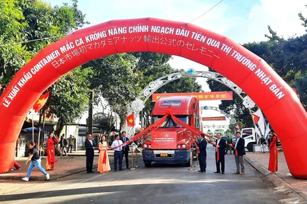 Lãnh đạo Ủy ban nhân dân huyện Krông Năng và các đơn vị liên quan cùng các doanh nghiệp làm thủ tục xuất khẩu container Mắc ca Krông Năng chính ngạch đầu tiên sang Nhật Bản.