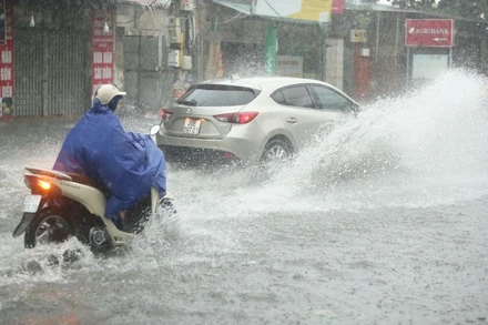 Mưa lớn tại quận Hà Đông. 