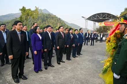 [Ảnh] Chủ tịch Quốc hội Vương Đình Huệ kiểm tra công trình xây dựng nông thôn mới tại Thái Nguyên