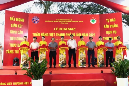 Các đại biểu cắt băng khai mạc Tuần hàng Việt thành phố Hà Nội năm 2022.