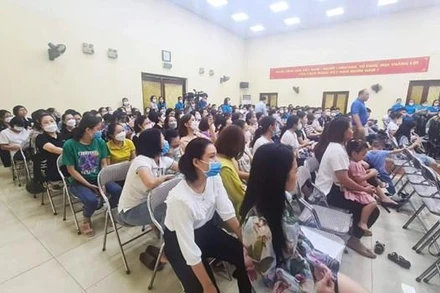 Hàng trăm phụ huynh "nín thở" chờ tới lượt bốc thăm. (Ảnh:Vietnam+) 