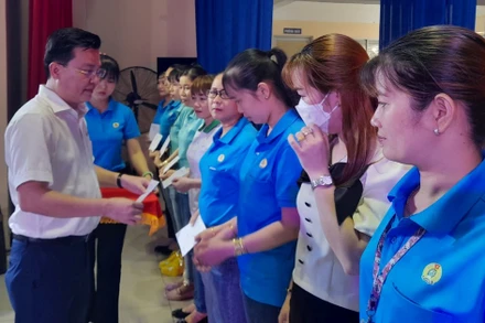 Trưởng Đoàn Đại biểu Quốc hội tỉnh Long An Nguyễn Thanh Hải trao quà cho công nhân. 