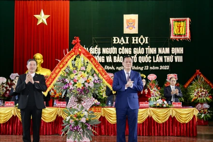 Đồng chí Lê Quốc Chỉnh, Phó Bí thư Thường trực Tỉnh ủy Nam Định tặng lẵng hoa tươi thắm chúc mừng Đại hội.