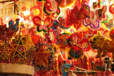 Những chiếc đèn ông sao nhỏ được nhiều phụ huynh lựa chọn. (Ảnh: THẢO CHI)